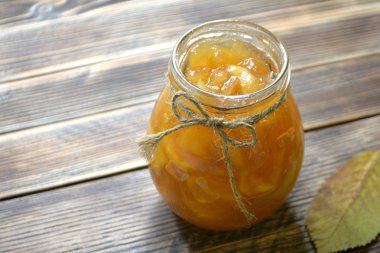 Elma reçel ahşap arka plan üzerinde bir kavanoz içinde