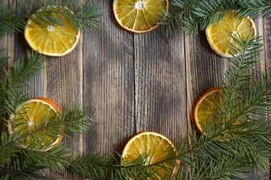 Noel ve yeni yıl arka plan Çamın dalları ve kurutulmuş portakal