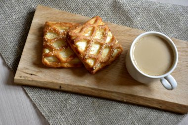 bir fincan kahve süt ve buns ile ana sayfa görünümü