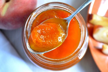 Şeftali kayısı bir kaşık üstten görünüm