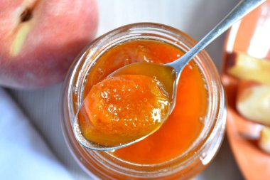 Şeftali kayısı bir kaşık üstten görünüm