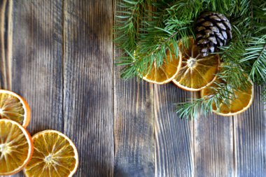 köknar ağacı dalları ile çam kozalakları ve kurutulmuş portakal Noel ve yeni yıl arka plan