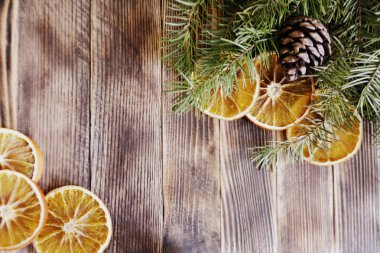 köknar ağacı dalları ile çam kozalakları ve kurutulmuş portakal Noel ve yeni yıl arka plan