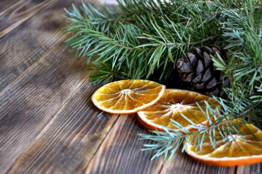 köknar ağacı dalları ile çam kozalakları ve kurutulmuş portakal Noel ve yeni yıl arka plan