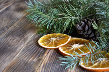 köknar ağacı dalları ile çam kozalakları ve kurutulmuş portakal Noel ve yeni yıl arka plan