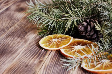 Noel dekorasyon kurutulmuş portakal ile köknar ağacı dalları