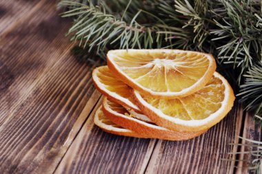 Noel dekorasyon kurutulmuş portakal ile köknar ağacı dalları