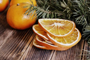 Noel dekorasyon kurutulmuş portakal ile köknar ağacı dalları