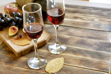 şarap, incir, üzüm masada 