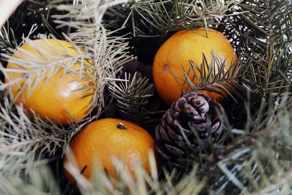 Tannenzweige Zapfen Und Mandarinen Für Neujahr Und Weihnachten Hintergrund Und — Stockfoto