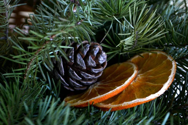 Spar Boomtakken Met Dennenappels Gedroogde Sinaasappelen Kerstmis Nieuwjaar Achtergrond Kaart — Stockfoto