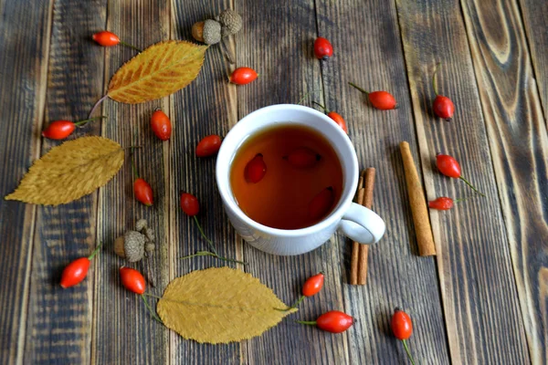 Herbstliche Komposition Mit Hagebuttennüssen Lässt Eine Tasse Tee Zurück Eine — Stockfoto