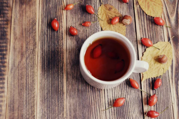 Herbstliche Komposition Mit Hagebuttennüssen Lässt Eine Tasse Tee Zurück Eine — Stockfoto