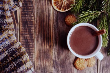 Sıcak çikolata veya kakao bir fincan ve köknar dallarında tarçın çubuğu ile. Kış soğuk hava için sıcak bir içecek. Yeni yıl ve Noel kavramı üstten görünüm