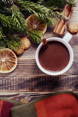 Sıcak çikolata veya kakao bir fincan ve köknar dallarında tarçın çubuğu ile. Kış soğuk hava için sıcak bir içecek. Yeni yıl ve Noel kavramı üstten görünüm