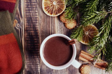 Sıcak çikolata veya kakao bir fincan ve köknar dallarında tarçın çubuğu ile. Kış soğuk hava için sıcak bir içecek. Yeni yıl ve Noel kavramı üstten görünüm