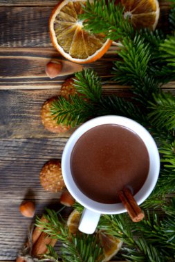 Sıcak çikolata veya kakao bir fincan ve köknar dallarında tarçın çubuğu ile. Kış soğuk hava için sıcak bir içecek. Yeni yıl ve Noel kavramı kopya alanı