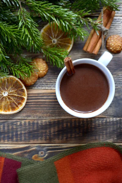 ホット チョコレートやココア カップとモミの枝でシナモンスティックと 冬の寒さはホットド リンク 新年とクリスマスのコンセプト トップ ビュー — ストック写真