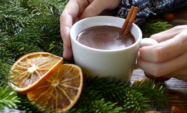 Heiße Schokolade Oder Kakao Mit Zimtstange Einer Tasse Der Hand — Stockfoto