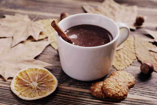 Chocolate Quente Com Pau Canela Folhas Xícara Nozes Biscoitos Laranjas — Fotografia de Stock