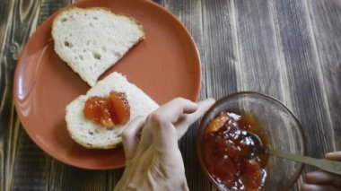 bir parça ekmek yaymak reçel