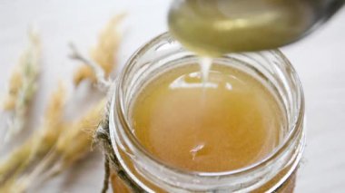 bal akar aşağı bir kaşık kavanoz