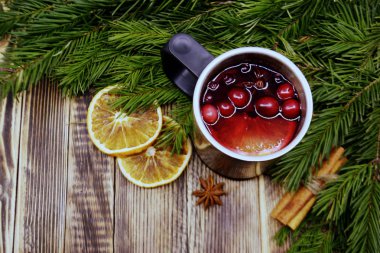 Noel kızılcık metal kupa ile şarap mulled. Baharat ile ısınma içki köknar ile dekore edilmiş kış tarçın kurutulmuş portakal şubeleri