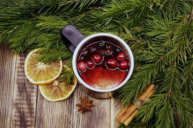 Noel kızılcık metal kupa ile şarap mulled. Baharat ile ısınma içki köknar ile dekore edilmiş kış tarçın kurutulmuş portakal şubeleri