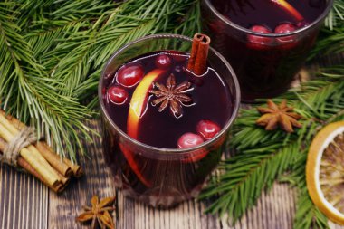Noel mulled şarap gözlük baharatlar ile ısınma içki köknar ile dekore edilmiş kış kızılcık ile tarçın kurutulmuş portakal şubeleri