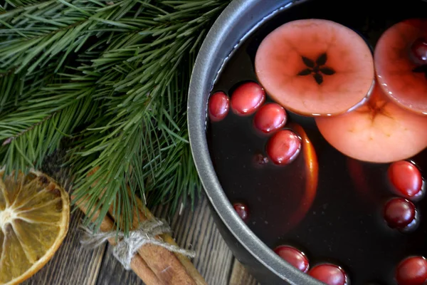 Vin Chaud Noël Avec Canneberges Pommes Oranges Dans Une Casserole — Photo