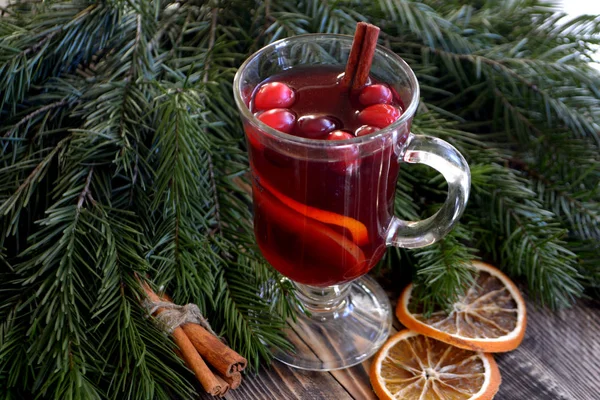 Weihnachtsglühwein Mit Preiselbeeren Glas Winter Wärmendes Getränk Mit Gewürzen Dekoriert — Stockfoto