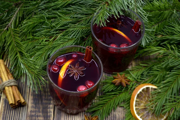 圣诞节用红莓杯的葡萄酒冬天的温暖饮料 用冷杉树枝装饰肉桂干橙子的香料 — 图库照片