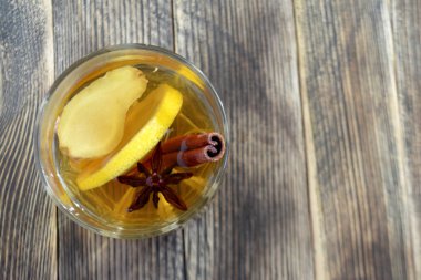 Zencefil limon ile içki ve zencefil çay ahşap masa üst görünümünde kopya alanı baharat