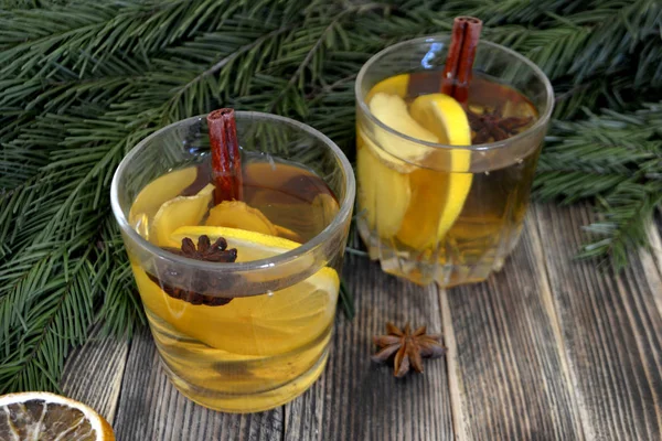 姜茶与柠檬和香料在一个杯子热冬或秋天饮料冬季假日和圣诞节的概念 — 图库照片