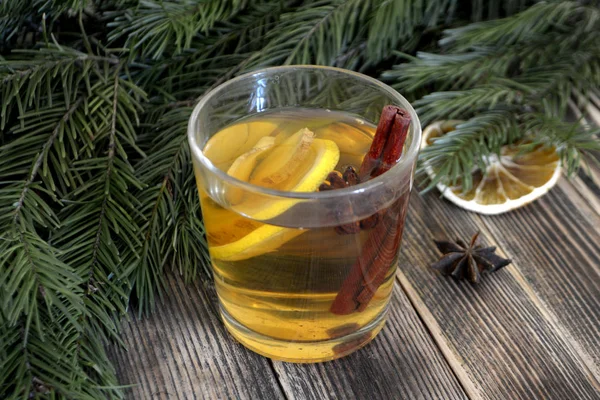 姜茶与柠檬和香料在一个杯子热冬或秋天饮料冬季假日和圣诞节的概念 — 图库照片