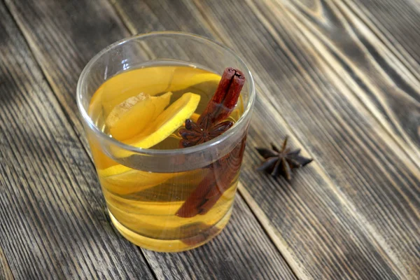 Имбирный Напиток Лимоном Специями Имбирный Чай Деревянном Столе — стоковое фото
