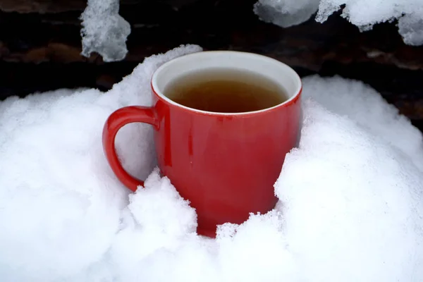Czerwony Kubek Herbatą Miejsce Rano Zima Śnieg — Zdjęcie stockowe