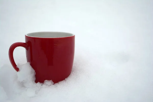 Красная Кружка Чаем Снегу — стоковое фото
