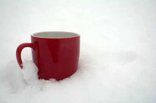 Красная Кружка Чаем Снегу — стоковое фото