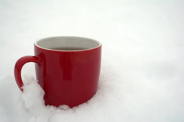 Rote Tasse Mit Tee Schnee Winter Morgen Kopierraum — Stockfoto