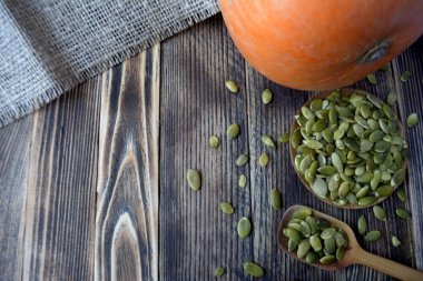 Kabak çekirdeği ahşap plaka ahşap arka planda sağlıklı organik gıda