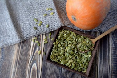 Kabak çekirdeği ahşap plaka ahşap arka planda sağlıklı organik gıda