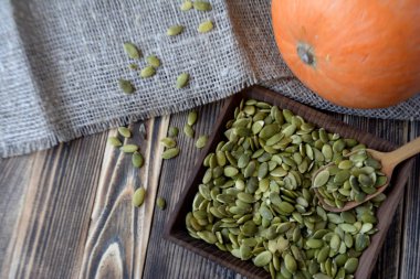 Kabak çekirdeği ahşap plaka ahşap arka planda sağlıklı organik gıda