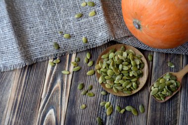 Kabak çekirdeği ahşap plaka ahşap arka planda sağlıklı organik gıda