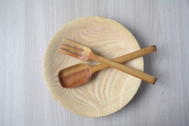 Boş ahşap tabak, çatal ve kaşık ahşap masa rustik hizmet tablo üst görüntüleme