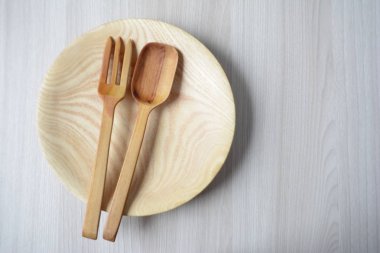 Boş ahşap tabak, çatal ve kaşık ahşap masa rustik hizmet tablo üst görüntüleme