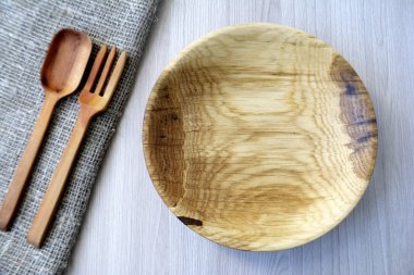 Boş ahşap tabak, çatal ve kaşık ahşap masa rustik hizmet tablo üst görüntüleme