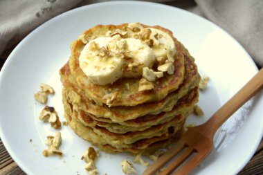 Muz, fındık ve bal sağlıklı kahvaltı ile yulaf ezmesi pancake yığını
