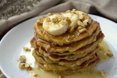 Muz, fındık ve bal sağlıklı kahvaltı ile yulaf ezmesi pancake yığını