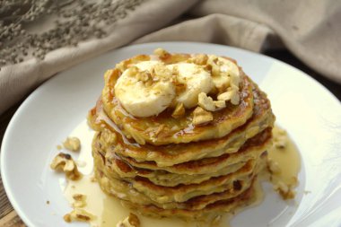 Muz, fındık ve bal sağlıklı kahvaltı ile yulaf ezmesi pancake yığını